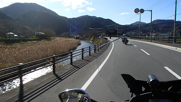 県道１５号線で松崎方面へ